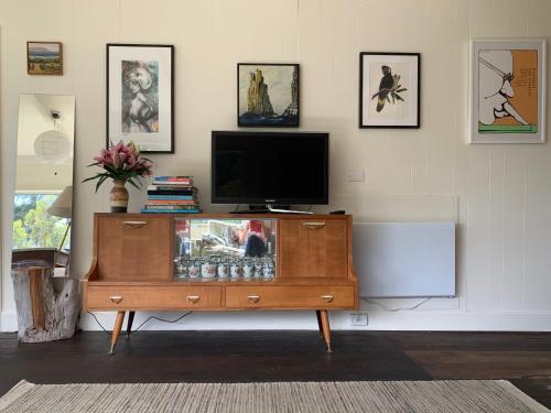 Wylah Cottage for a Peaceful Bruny Island Escape with Water Views, Fireplace & Wallabies