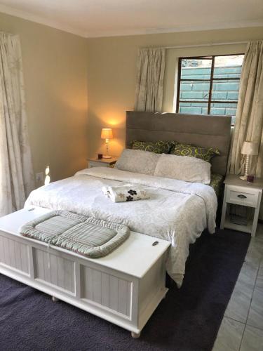 Bed, Cozy One bedroom garden cottage in Roodepoort