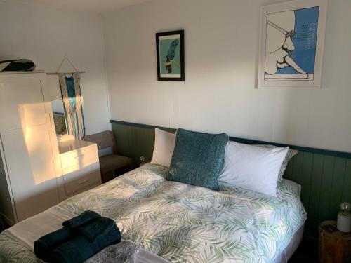 Wylah Cottage for a Peaceful Bruny Island Escape with Water Views, Fireplace & Wallabies