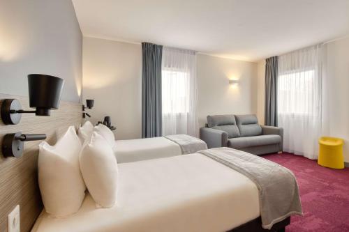 2 twin beds, 1 sofa bed