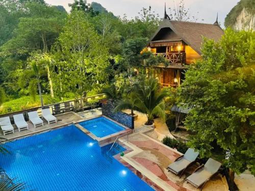 3 bedrooms, 6 beds