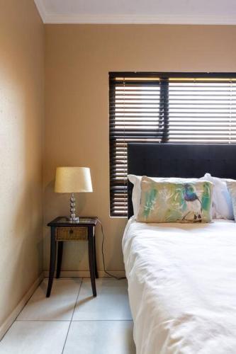 Alimama Spaces: Modern Apartment @ Ihita Residences