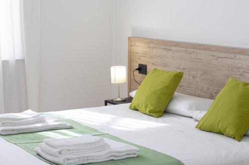1 queen bed, 1 twin bed