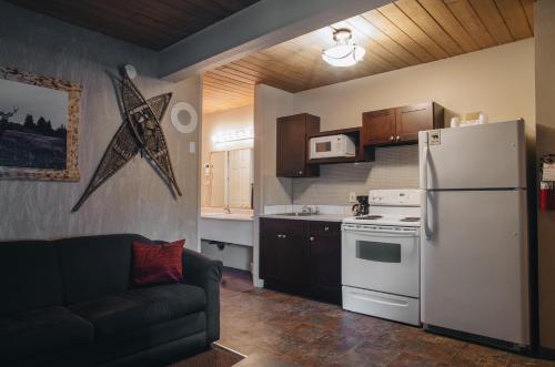ห้องครัว, แคนาดาส เบสต์ แวลู อินน์ แอนด์ สวีท เฟอร์นี (Canadas Best Value Inn & Suites Fernie) in เฟอร์นี่ (BC)