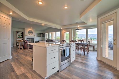Manson Villa w/ Hot Tub ~ 1 Mi to Wineries! in Mensona (WA)