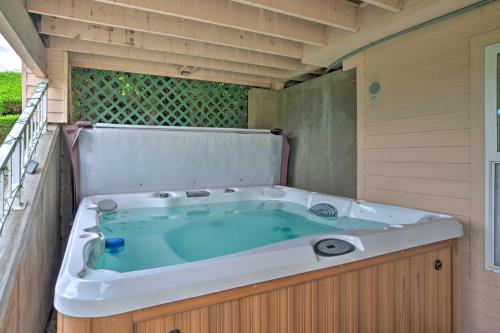 Manson Villa w/ Hot Tub ~ 1 Mi to Wineries! in Mensona (WA)