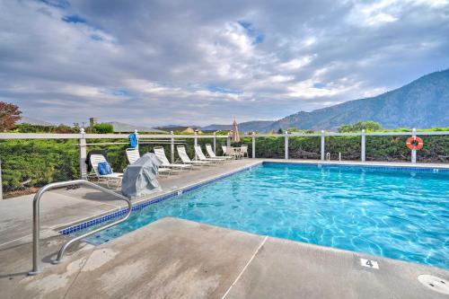Manson Villa w/ Hot Tub ~ 1 Mi to Wineries! in Mensona (WA)