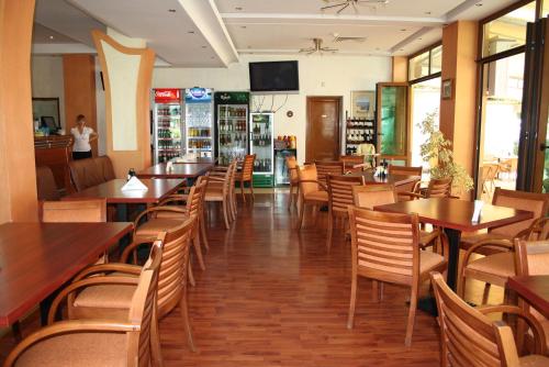 Paradise Hotel - image 2