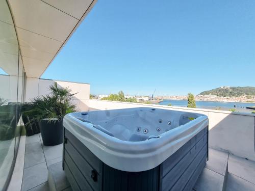 River Town View - Luxury Apartment with Jacuzzi on Terrace