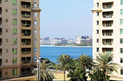 Spacious 3 BR home in Palm Jumeirah, Shoreline Beach Front