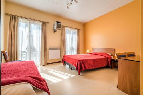 โรงแรมเดอะ มูน (Hotel The Moon) near น้ำพุรูปปั้นเด็กผู้หญิงนั่งฉี่เจนเนเคพิส