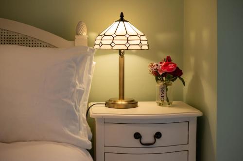 Classic Designer 1BR Home with Parking gîte à louer Purley