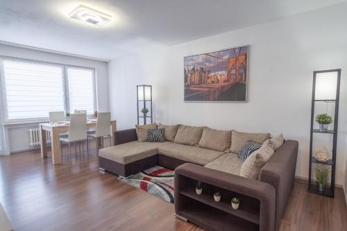 Schöne 2 Zimmerwohnung mit UHD-TV, großem Balkon und Hängematte (Schone 2 Zimmerwohnung mit UHD-TV, großem Balkon und Hangematte) in ลัมเพอร์ทไฮม์