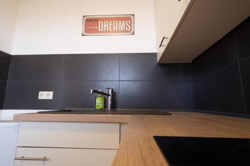 ห้องครัว, Schöne 2 Zimmerwohnung mit UHD-TV, großem Balkon und Hängematte (Schone 2 Zimmerwohnung mit UHD-TV, großem Balkon und Hangematte) in ลัมเพอร์ทไฮม์