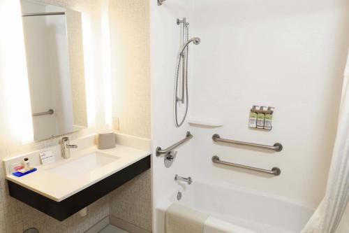 Twin Room - Mobility Access with Bath Tub