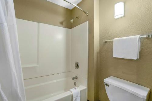 Motel 6-Merced CA - North - image 9