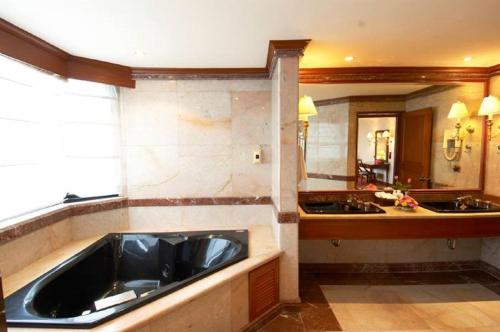 Bathroom, Topland Hotel in Phitsanulok