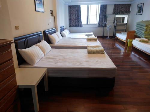 3 double beds, 3 twin beds