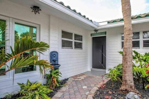 SWAYING PALM BEACH HOUSE in Fort Lauderdale, USA