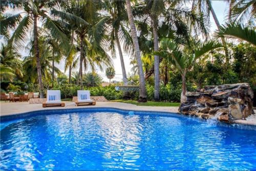 SWAYING PALM BEACH HOUSE in Fort Lauderdale, USA