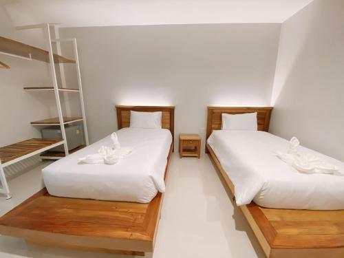 2 twin beds