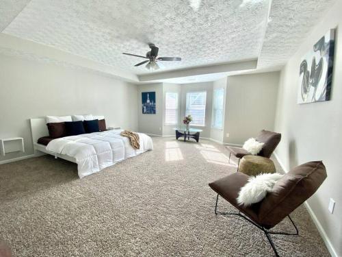 Smart Home minutes from ATL Airport with King Suite