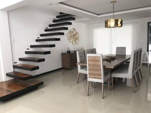 Casa Elegante y confortable a pocos minutos de Cuenca