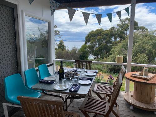 Wylah Cottage For A Peaceful Bruny Island Escape With Water Views, Fireplace & Wallabies - Bruny Island