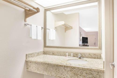 Super 8 by Wyndham Corpus Christi, Corpus Christi (photo 10)