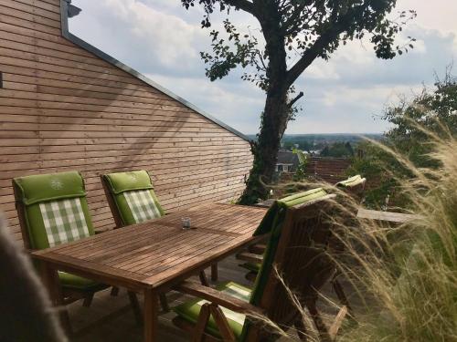 Gemutliches Bergappartement mit Weitblick 626m von Museum am Herrenberg entfernt