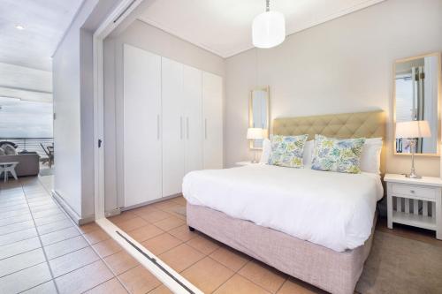 Apartment with Sea View image 2