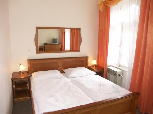 Double or Twin Room with Private Bathroom image 7