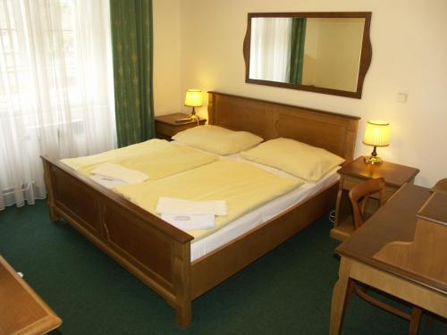 Deluxe Double or Twin Room image 4