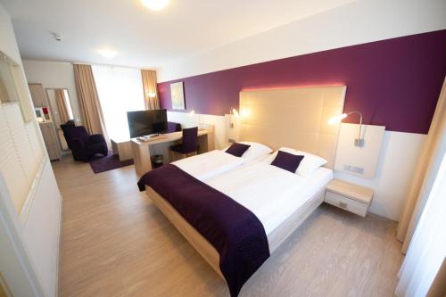 2 twin beds, 1 sofa bed