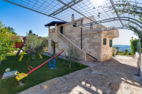 Játszótér, Villa Runje in Zrnovnica