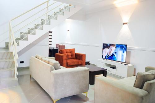 Berrywood Stylish 2-bedroom fully serviced Maisonette