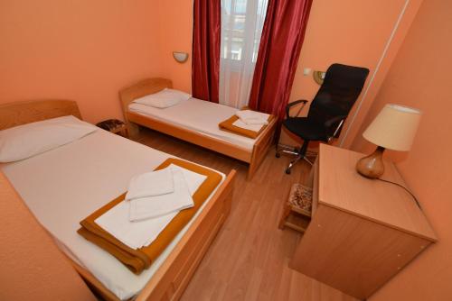 2 twin beds