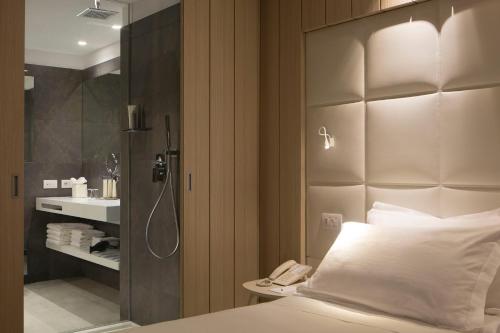 Deluxe Double Room with Sea View image 4