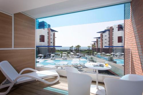 Deluxe Double Room with Sea View image 2