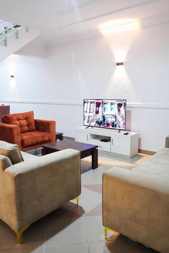 Berrywood Stylish 2-bedroom fully serviced Maisonette