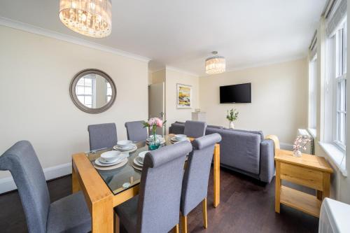 Modern 3 Bedroom Central Apartment - Sleeps 6