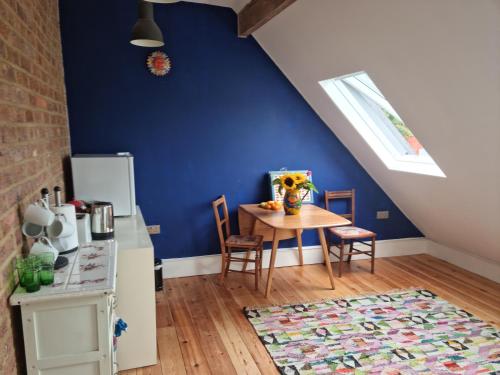 Beautiful space on top of Edwardian house - Brede