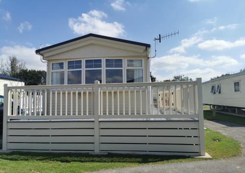 Tranquil 6 Berth Luxury Holiday Home - Chichester