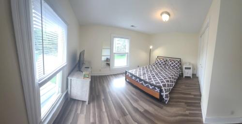 The Dragon's Den 5 bedroom house 1 mile to Main St image