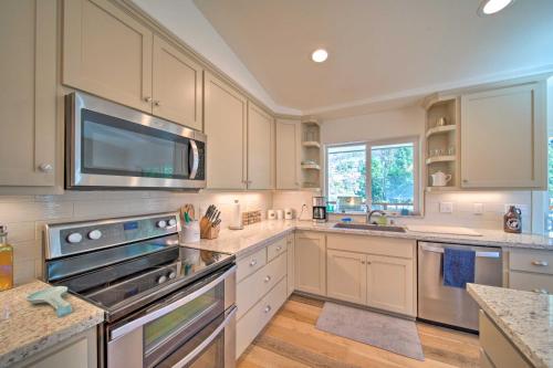 River Acres Retreat with Grill and River Access! in 雷丁