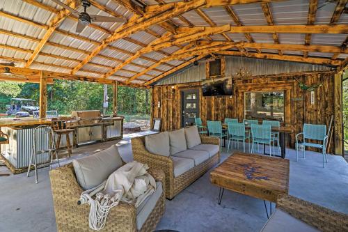 Cozy Cabin with Backyard Oasis 11 Mi to Marina in Elizabeth, USA
