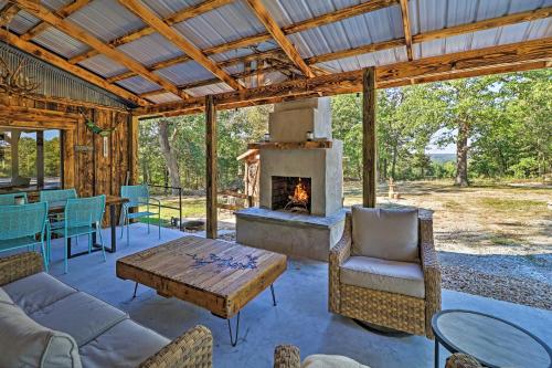 Cozy Cabin with Backyard Oasis 11 Mi to Marina in Elizabeth, USA