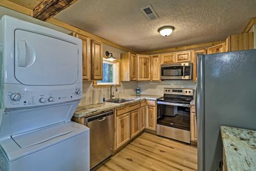Cozy Cabin with Backyard Oasis 11 Mi to Marina in Elizabeth, USA
