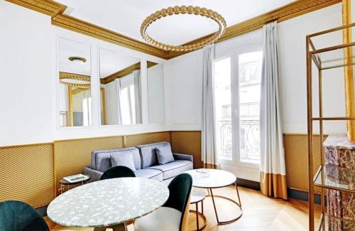 A Chic Studio / 1-BR in the Champs Elysées gîte à louer L'Île-Saint-Denis