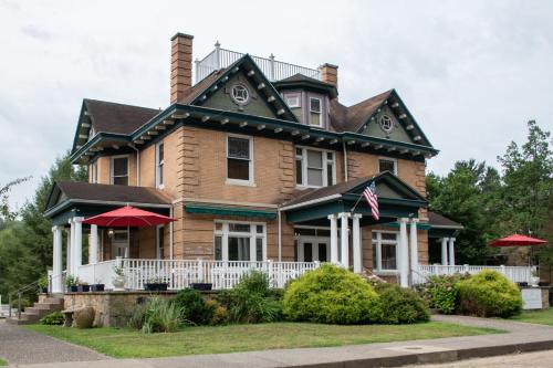Elk River Hotel & Cafe in Sutton, USA